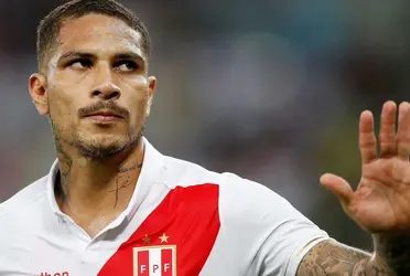 El depredador parece estar frustrado con su situación en la 'sele'.