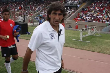 El director técnico, Carlos Bustos, es criticado por los centenares de aficionados de Alianza Lima.