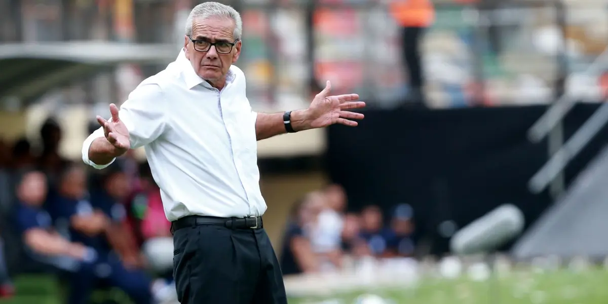 El entrenador crema está entre la espada y la pared por la posible ausencia de Universitario en Copa Libertadores.