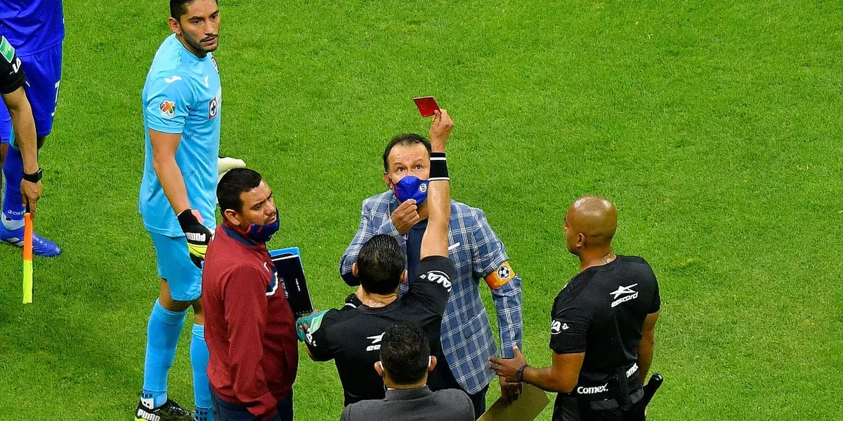 El entrenador peruano de los “cementeros” es juzgado por la reciente derrota.
