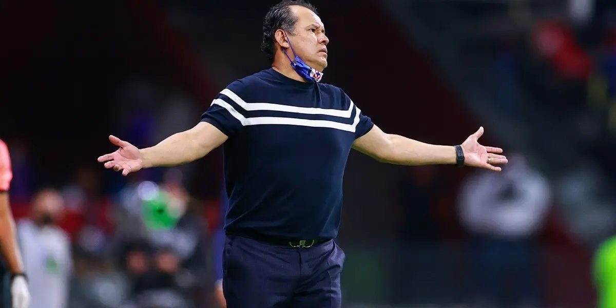 El entrenador peruano sacó campeón a Cruz Azul luego de más de 20 años pero ahora pasa por un complicado momento de resultados que podrían significar el final de su paso por la máquina cementera