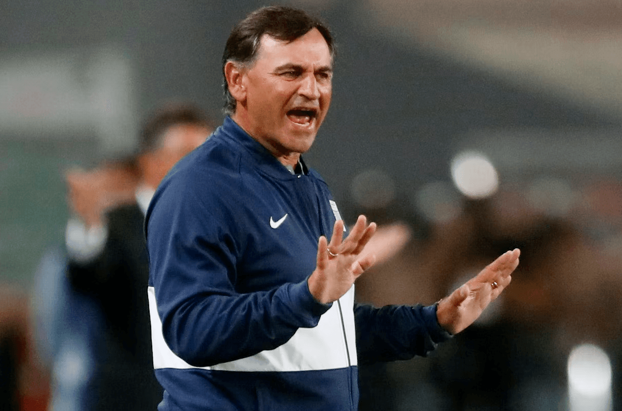 El entrenador sabe que el equipo solo no podrá ganar, así que pide un poco de ayuda para conseguirlo