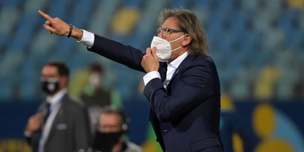 El futbolista naturalizado peruano que milita en Colo Colo pasa por un gran nivel futbolístico pero el profesor Ricardo Gareca no le da la posibilidad de participar