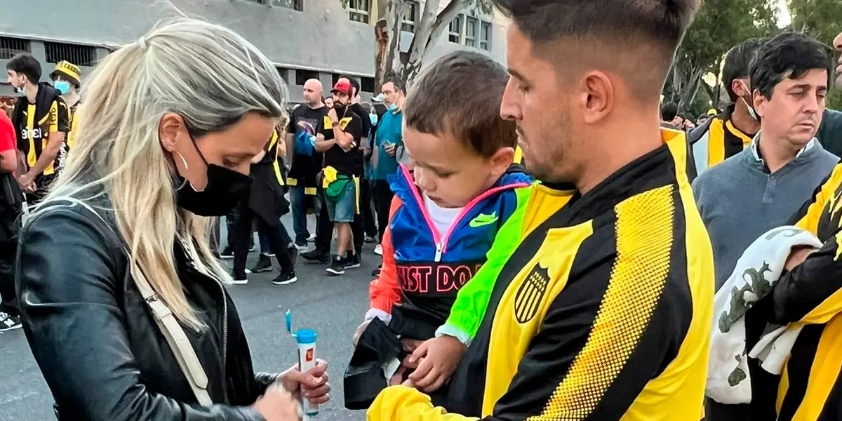 El jugador de Sporting Cristal viajó a Uruguay para ver a Peñarol en la cancha