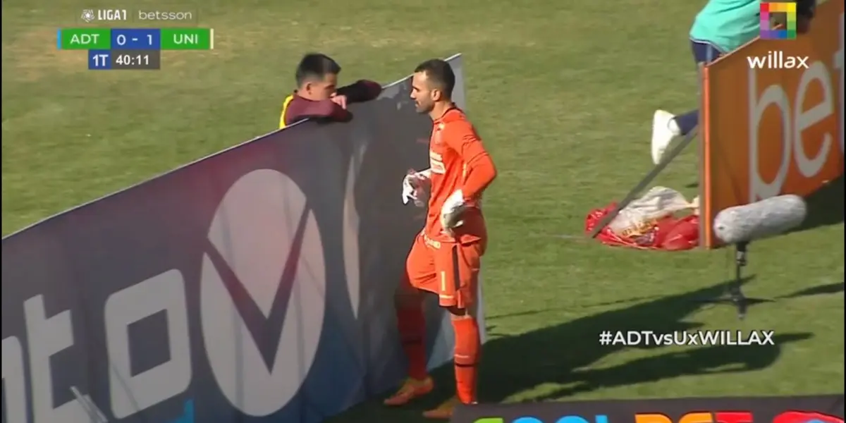 El lateral le dio indicaciones a José Carvallo para que tape el penal