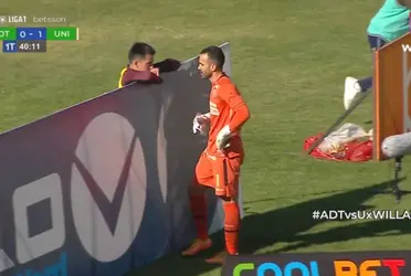 El lateral le dio indicaciones a José Carvallo para que tape el penal