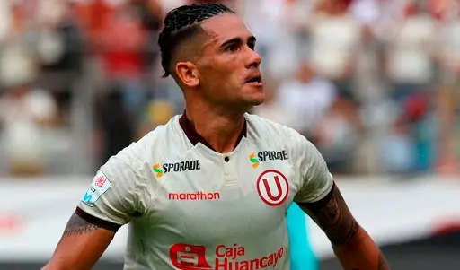 El mal desempeño de Enzo Gutiérrez causó la molestia de las centenares de aficionados de Universitario y piden el regreso de Jonathan dos Santos.