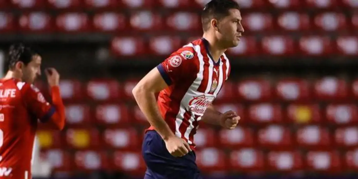 El peruano debutó oficialmente con el Chivas en la Liga MX