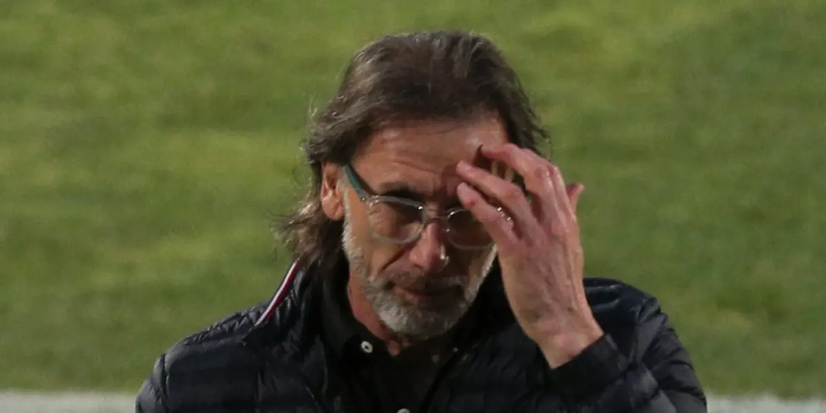 El profesor Ricardo Gareca notó un bajo rendimiento del equipo y antes de la primera media hora del partido ordenó un replanteo dentro del campo