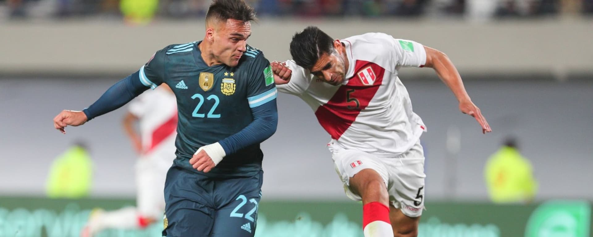 El Tigre le habría llamado la atención al 'chalaco' por perder su posición y dejar que Molina pase fácilmente para centrar.