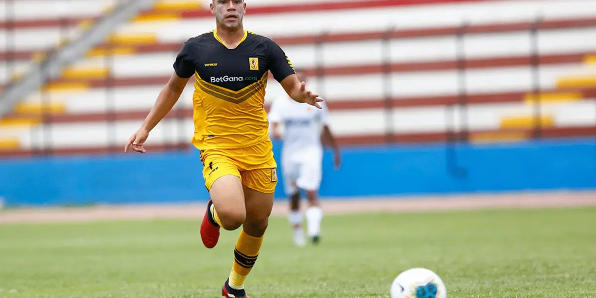 El volante todavía busca opciones para cambiar de club y su DT admitió que no es un camino fácil.