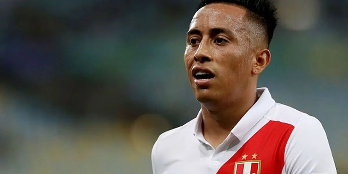 El volante fue a firmar camisetas para que los niños se vacunen.