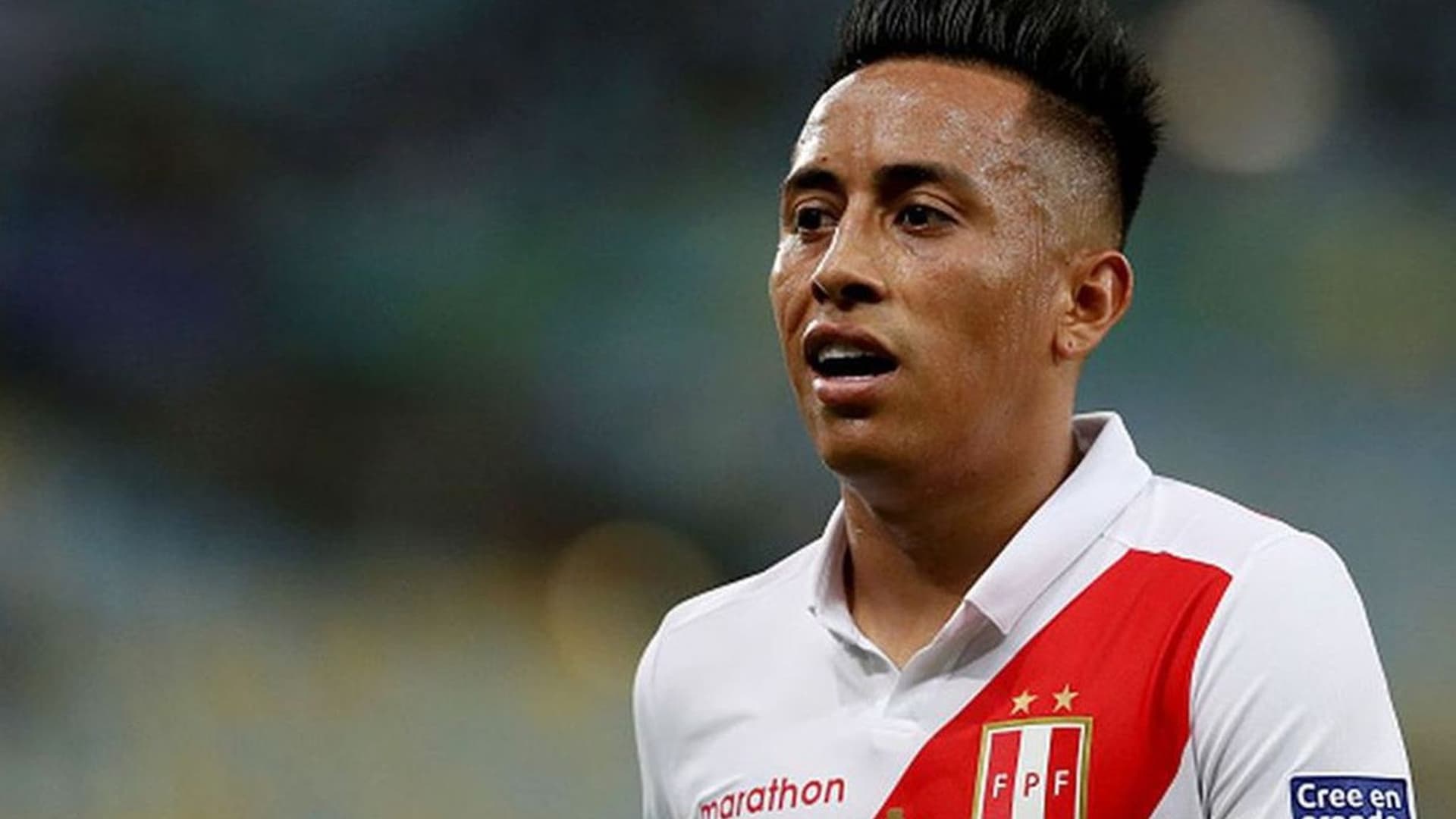 El volante fue a firmar camisetas para que los niños se vacunen.