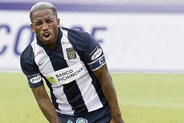 En un en vivo de Instagram se vio a Farfán quejarse de dolor ante una molestia en la pierna.