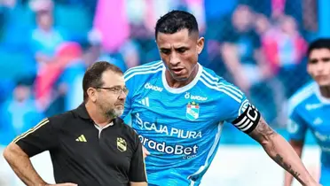 Enderson Moreira mirando para el costado y Yoshimar Yotún con camiseta de Sporting Cristal