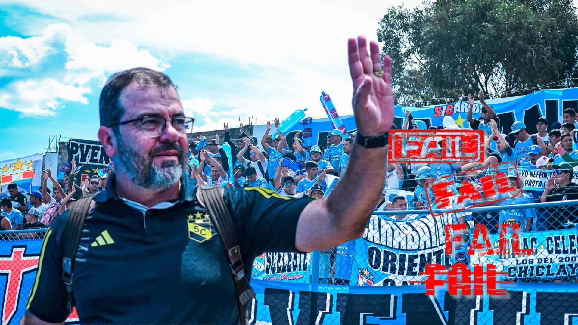 Enderson Moreira saludando y detrás los hinchas de Sporting Cristal hoy en Cajabamba