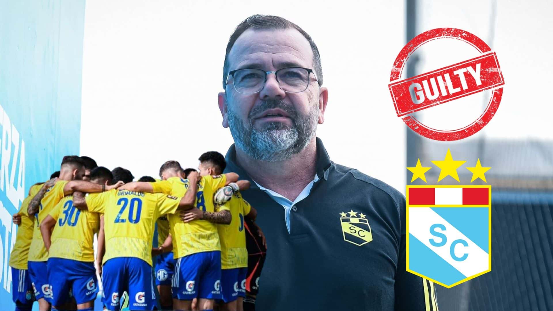 Enderson Moreira y debajo jugadores de Sporting Cristal abrazados