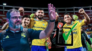 Enderson Moreira y detrás la celebración de varios jugadores rimenses en el Cusco