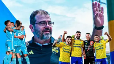Enderson Moreira y jugadores de Sporting Cristal por delante