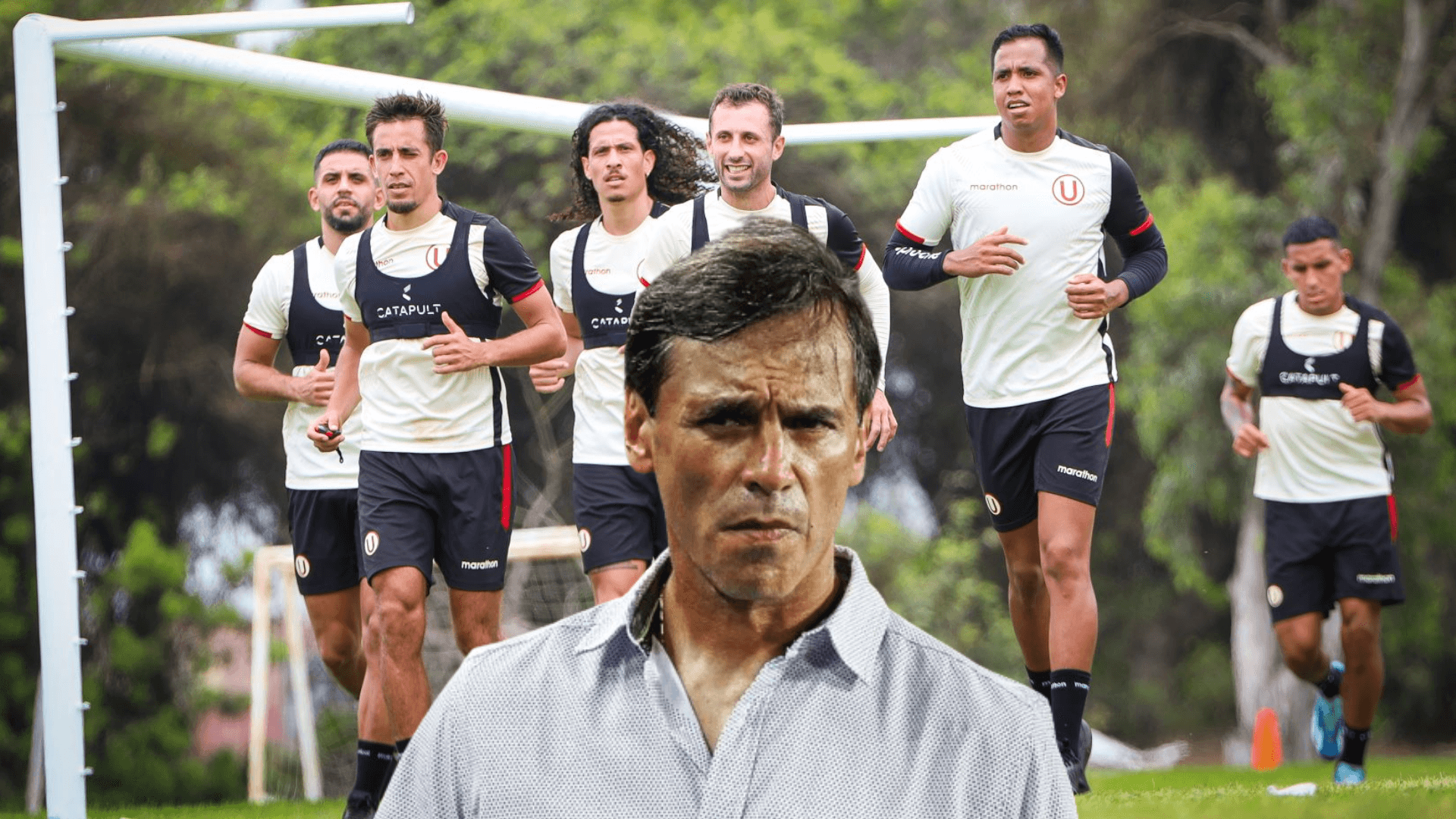 Fabián Bustos serio y los jugadores de la U entrenando