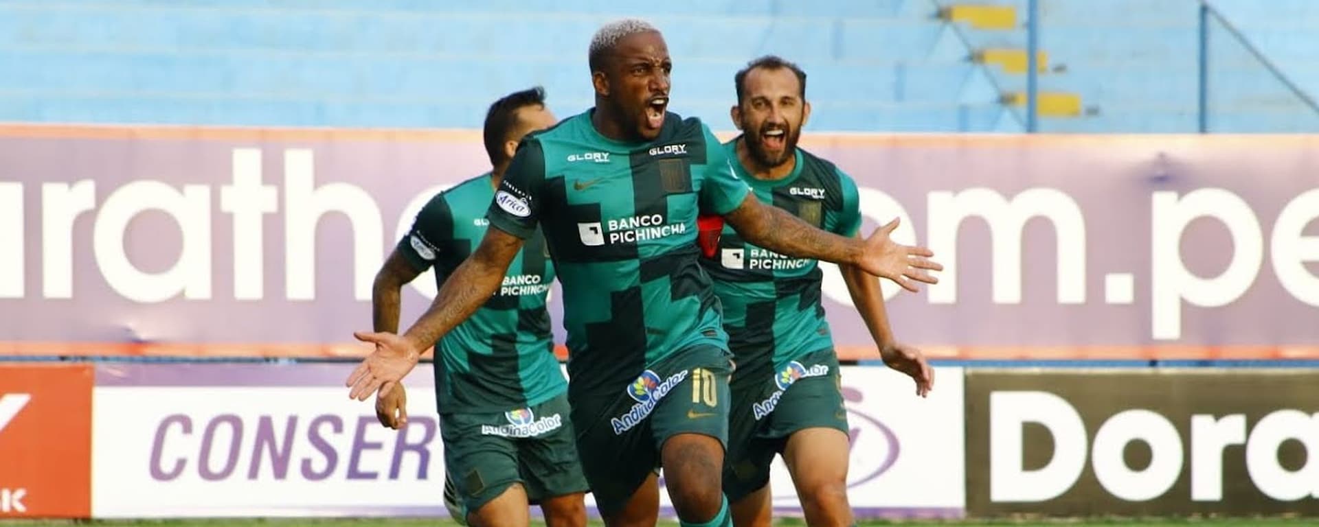 Farfán se reunió con los más allegados para celebrar la Fase 2 con una parrilla.