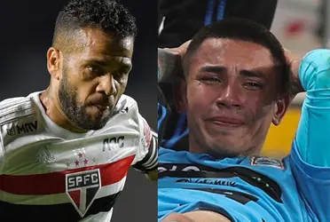 Finalizó el partido y mira la reacción de Dani Alves con el peruano Jean Deza.