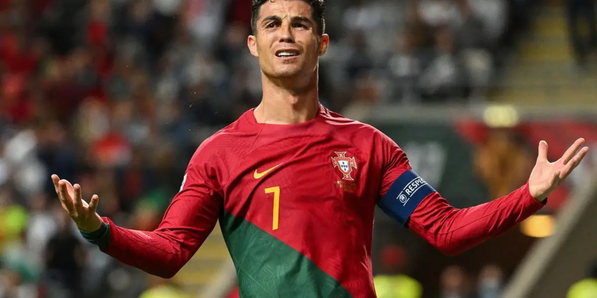 Futbolista del Manchester United y un duro golpe que sufrió por parte de su compañero de selección