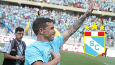Gabriel Costa saludando a los hinchas de Sporting Cristal