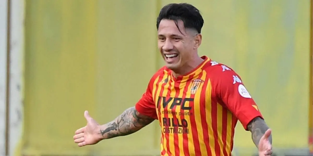 Gianluca Lapadula seguirá jugando en el Benevento en la Seria B del fútbol italiano.