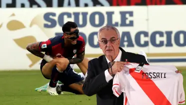 Gianluca Lapadula sufriendo un golpe con el Cagliari y delante Jorge Fossati con la Bicolor