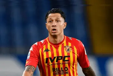 Gianluca Lapadula sufrió un fuerte golpe por parte del conjunto del Benevento