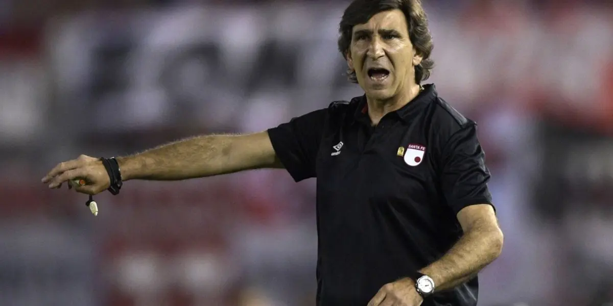Gustavo Costas con la camiseta de Santa Fe de Colombia. (Foto: RPP)
