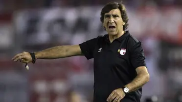 Gustavo Costas con la camiseta de Santa Fe de Colombia. (Foto: RPP)