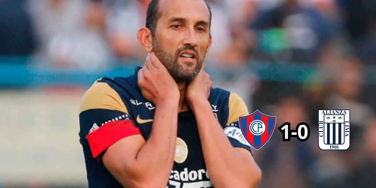 Hernán Barcos en evidente estado de preocupación con la camiseta de Alianza Lima.