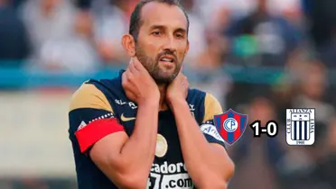 Hernán Barcos en evidente estado de preocupación con la camiseta de Alianza Lima. 
