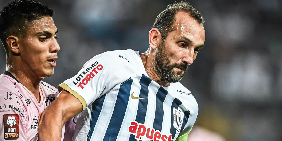 Hernán Barcos peleando la pelota con jugador de Sport Boys