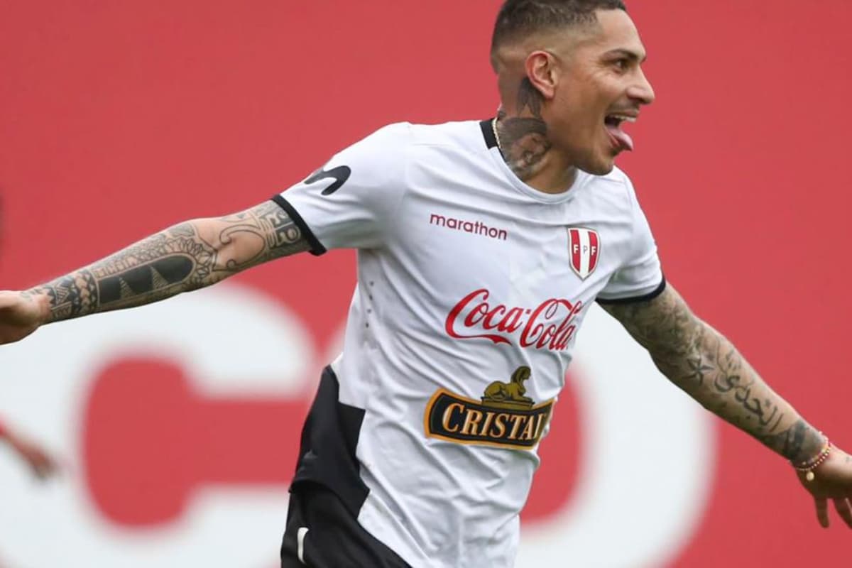 Hinchas piden a Paolo Guerrero en el Newell's