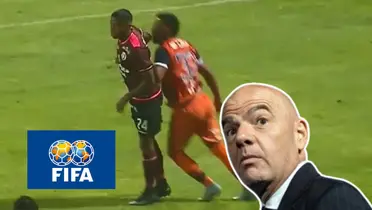 Infantino sorprendido, mientras Andy Polo golpea a Johan Madrid