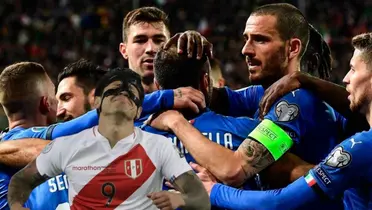 Italia celebra un gol, mientras Gianluca Lapadula hace una rabieta