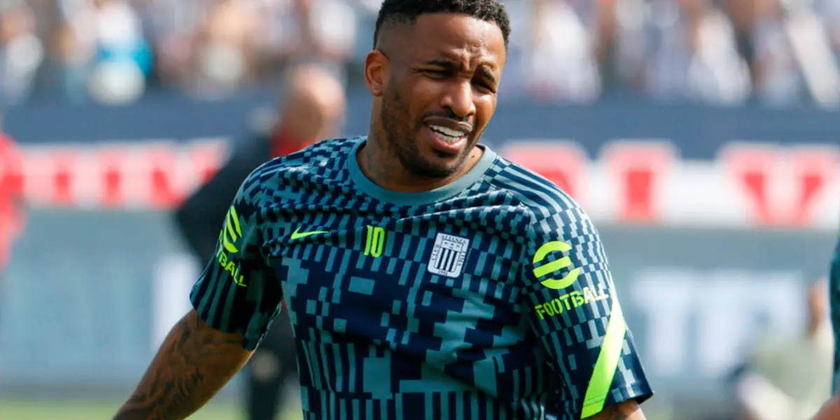 Jefferson Farfán en el calentamiento con camiseta de Alianza Lima