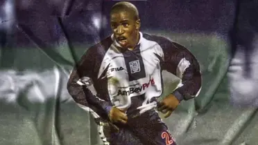 Jefferson Farfán jugando con la camiseta del Alianza Lima de Perú. (Foto: Infobae)