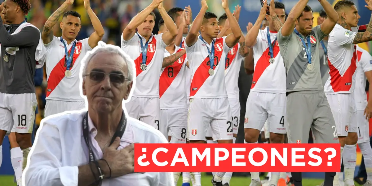 Jorge Fossati agarrándose el pecho, mientras los jugadores de la Selección Peruana aplauden
