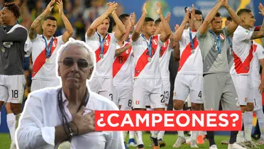 Jorge Fossati agarrándose el pecho, mientras los jugadores de la Selección Peruana aplauden 