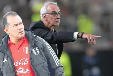 Jorge Fossati, al lado Juan Reynoso.