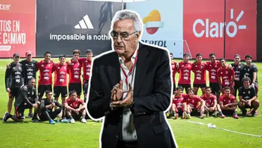 Jorge Fossati aplaudiendo y la Selección Peruana Sub 20 de fondo 
