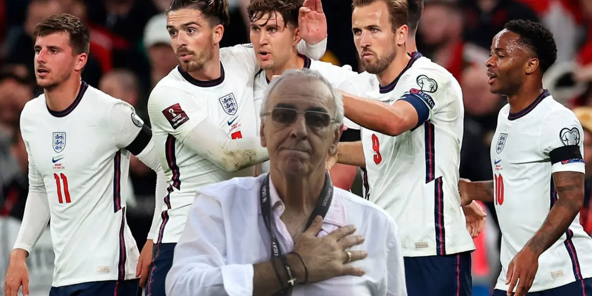 Jorge Fossati con la mano en el pecho, mientras la Selección de Inglaterra celebra