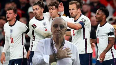 Jorge Fossati con la mano en el pecho, mientras la Selección de Inglaterra celebra