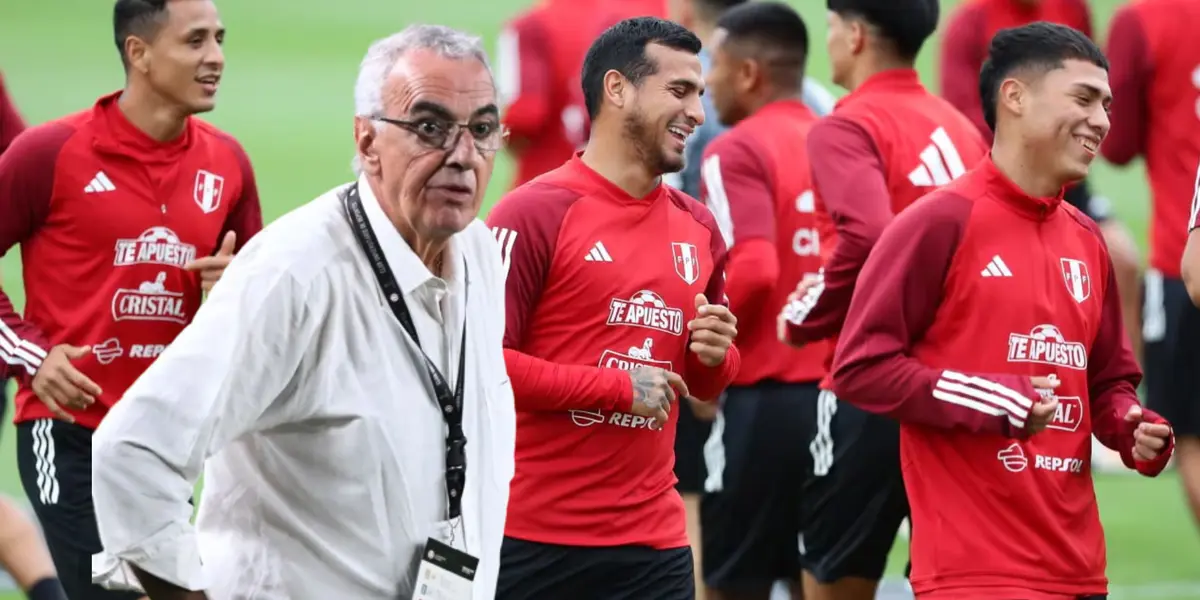 Jorge Fossati con las manos en la cintura y la Selección Peruana entrenando