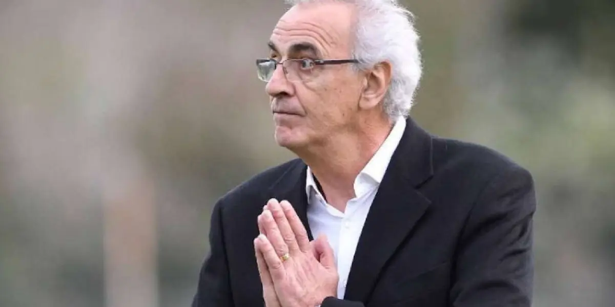 Jorge Fossati con las manos juntas (Foto: El Telégrafo)