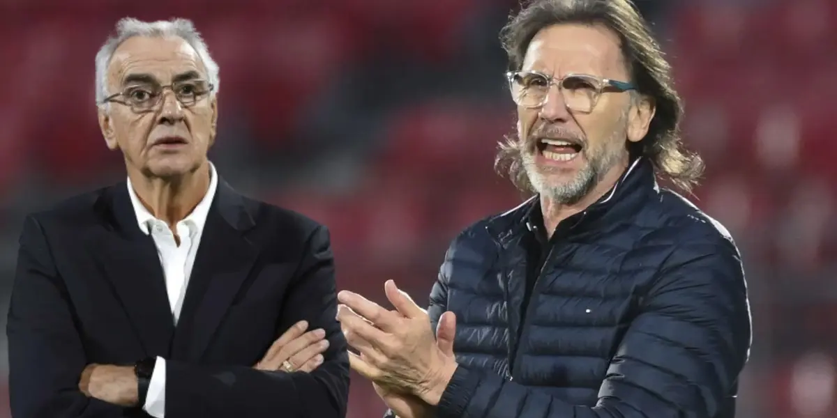 Jorge Fossati con los brazos cruzados y Ricardo Gareca aplaudiendo
